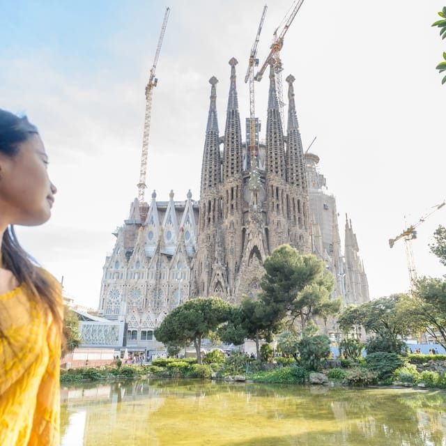 Barcelona: Sagrada Familia Tour & Optional Tower Visit